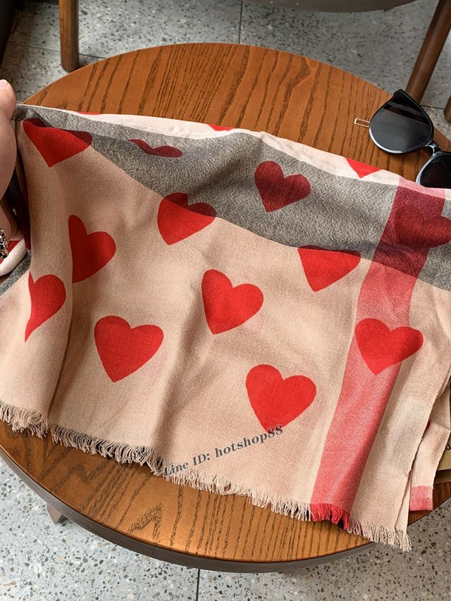 BURBERRY專櫃新款巴寶莉心型圖案羊絨圍巾 mmyj1631
